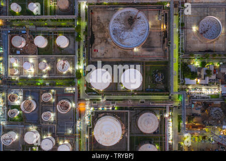 Vista aerea raffineria di petrolio e di gas impianto di raffineria forma la zona industriale di notte. Foto Stock