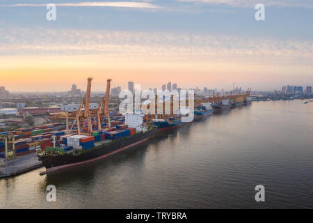 Antenna vista superiore contenitore nave da carico di lavoro. Business import export logistica e trasporti di International dalla nave in mare aperto. Foto Stock