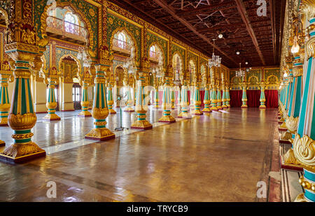 Colonne colorate in privato Durbar Hall, interior shot di Mysore Palace o palazzo ambavilas, Mysore Hassan, Karnataka, India Foto Stock