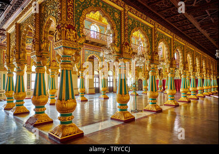 Colonne colorate in privato Durbar Hall, interior shot di Mysore Palace o palazzo ambavilas, Mysore Hassan, Karnataka, India Foto Stock