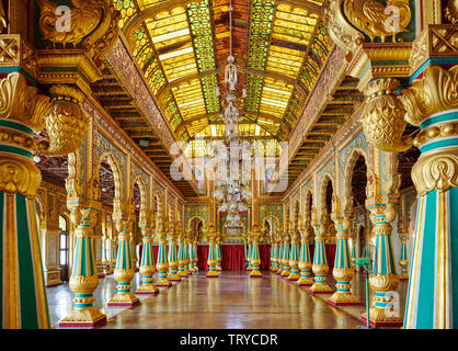 Colonne colorate in privato Durbar Hall, interior shot di Mysore Palace o palazzo ambavilas, Mysore Hassan, Karnataka, India Foto Stock