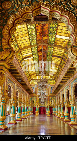 Colonne colorate in privato Durbar Hall, interior shot di Mysore Palace o palazzo ambavilas, Mysore Hassan, Karnataka, India Foto Stock