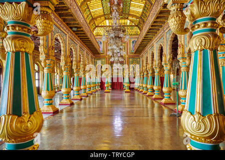 Colonne colorate in privato Durbar Hall, interior shot di Mysore Palace o palazzo ambavilas, Mysore Hassan, Karnataka, India Foto Stock