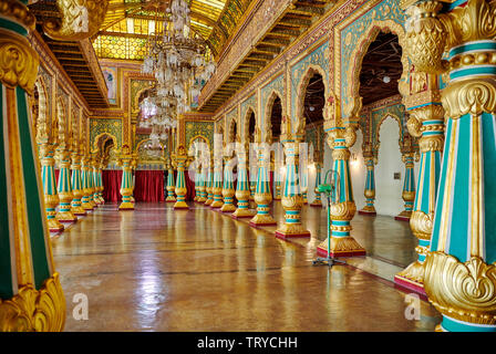 Colonne colorate in privato Durbar Hall, interior shot di Mysore Palace o palazzo ambavilas, Mysore Hassan, Karnataka, India Foto Stock