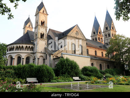 La Basilica di San Castor è la chiesa più antica di Coblenza dello stato tedesco della Renania Palatinato. Si trova vicino al Deutsches Eck Foto Stock