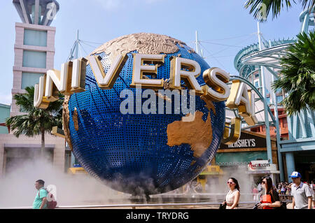 Il Globo universale. Universal Studios di Singapore è un parco a tema situato all'interno di Resorts World Sentosa sull'Isola di Sentosa. Foto Stock