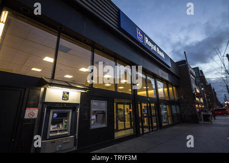 MONTREAL, Canada - 13 novembre 2018: il Logo della Royal Bank of Canada (RBC) in Toronto, Ontario in locale sul proprio ramo con un ATm di fronte. RBC è su Foto Stock