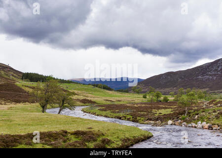 Clunie vista fiume di acqua e montagne del Parco Nazionale di Cairngorms , Aberdeenshire, Highlands scozzesi, Scotland, Regno Unito Foto Stock
