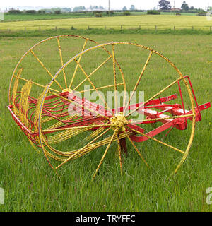 Un cavallo di fattoria antico o trattore disegnato rastrello agricolo di fieno in un campo al Museo di fattoria di miele di Chainbridge Berwick su Tweed Inghilterra Regno Unito Regno Unito Foto Stock