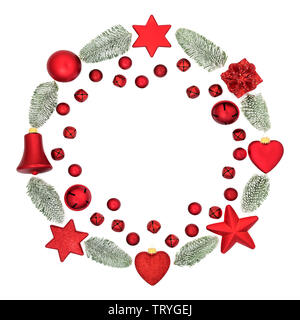 Abstract ghirlanda di Natale decorazione con coperta di neve abete rosso, stelle rosse, palla, campana e a forma di cuore ad baubles su sfondo bianco con copia spazio. Foto Stock