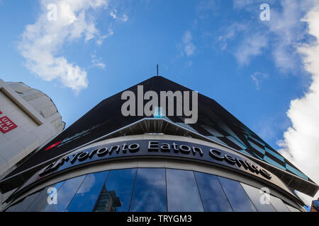 TORONTO, Canada - 13 novembre 2018: Cadillac fairview logo sul loro ufficio principale di CF Toronto Eaton Centre, themain centro commerciale per lo shopping della città e a l Foto Stock