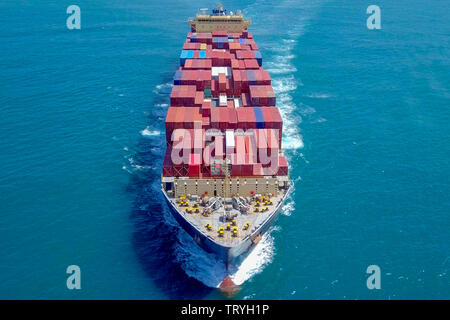 Immagine aerea di un contenitore grande nave in mare, caricato con contenitore di varie marche. Foto Stock