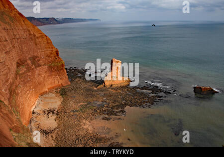 Un mare di pietra arenaria pila in corrispondenza Ladram Bay vicino a Sidmouth, nel Devon. Parte del sud ovest sentiero costiero. Foto Stock