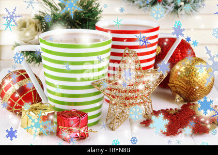 Tazze di cacao a caldo con decorazioni di Natale sulla tavola su sfondo di legno Foto Stock