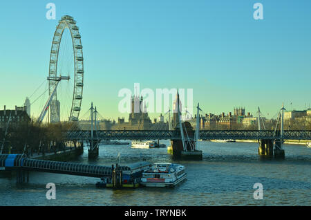 Vista la mattina tutta Londra guardando ad ovest da Waterloo Bridge. Foto Stock