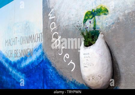 Berlino, Germania - 27 Luglio 2018: meravigliosa arte di strada e graffiti su un tratto del muro di Berlino. Foto Stock