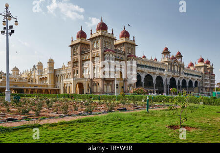 Vista esterna di Mysore Palace o palazzo ambavilas, Mysore Hassan, Karnataka, India Foto Stock