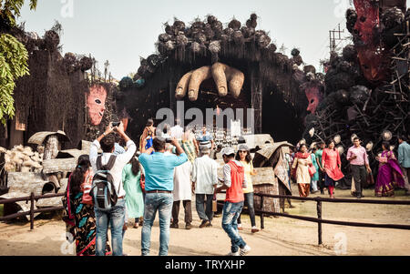 KOLKATA , India settembre 26, 2017 - Decorato Durga Puja pandal in Saptami mattina. Folla di persone raccolte al di fuori mandap. Questo è il più grande festival religioso Foto Stock