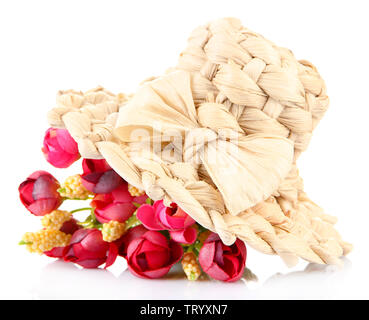 Piccolo cappello di paglia con fiori, isolato su bianco Foto Stock