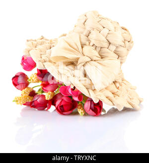 Piccolo cappello di paglia con fiori, isolato su bianco Foto Stock
