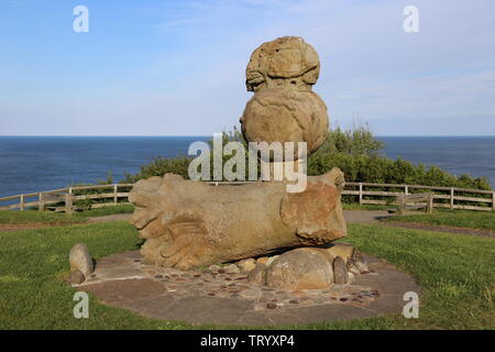 Millenium statua, Station Road, Robin Hood's Bay, Borough di Scarborough, North Yorkshire, Inghilterra, Gran Bretagna, Regno Unito, Gran Bretagna, Europa Foto Stock