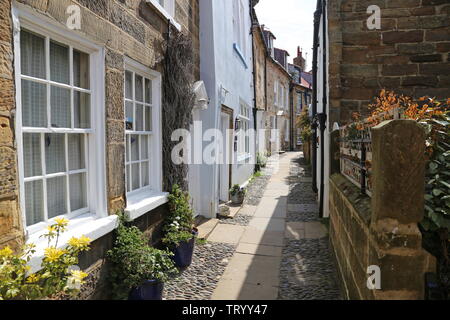 Cliff Street, Robin Hood's Bay, Borough di Scarborough, North Yorkshire, Inghilterra, Gran Bretagna, Regno Unito, Gran Bretagna, Europa Foto Stock