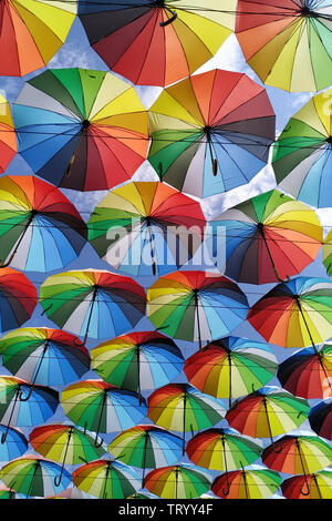 Ombrelloni colorati sfondo. Ci sono un sacco di ombrelloni di colorare il cielo della città di Odessa, Ucraina. Decorazione di strada Foto Stock