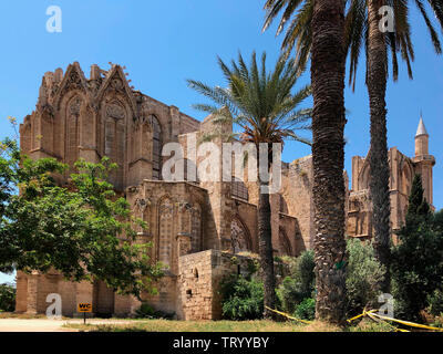 Lala Mustafa Pasha moschea a Famagusta nella Repubblica Turca di Cipro Nord (TRNC) - originariamente di un palazzo del XIV secolo cattedrale gotica. Foto Stock