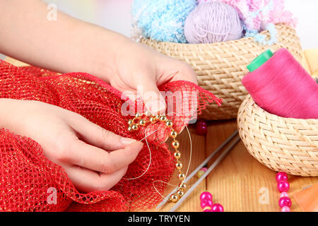 Decor perle di tessuto su un tavolo di legno di close-up Foto Stock