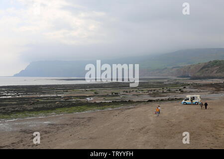 Robin Hood's Bay dal quarto ponte, Ravenscar al di là di Borough di Scarborough, North Yorkshire, Inghilterra, Gran Bretagna, Regno Unito, Gran Bretagna, Europa Foto Stock