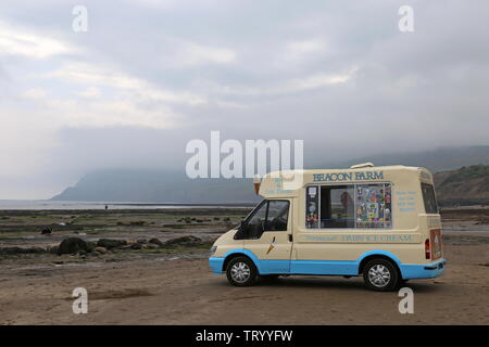 Ice Cream van su Robin Hood's Bay Beach, Ravenscar al di là di Borough di Scarborough, North Yorkshire, Inghilterra, Gran Bretagna, Regno Unito, Gran Bretagna, Europa Foto Stock