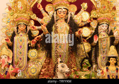 KOLKATA, India - 7 ottobre 2016: Il Portrait della dea Durga idolo a sud di Kolkata famoso Durga puja tempio (pandal) su "aha Ashtami'. Foto Stock