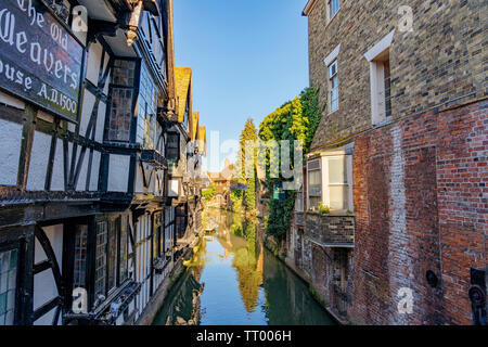 CANTERBURY, Regno Unito - 23 febbraio: tradizionale architettura britannica di un pub e case lungo il canale di Febbraio 23, 2019 in Canterbury Foto Stock