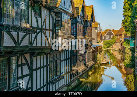 CANTERBURY, Regno Unito - 23 febbraio: tradizionale architettura britannica di un pub e case lungo il canale di Febbraio 23, 2019 in Canterbury Foto Stock