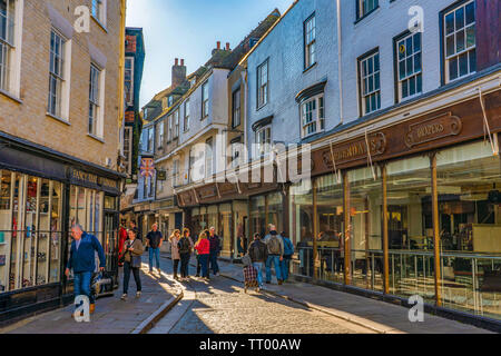 CANTERBURY, Regno Unito - 23 febbraio: questa è una strada di ciottoli con la tradizionale architettura britannica e negozi in centro a febbraio Foto Stock