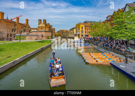 CAMBRIDGE, Regno Unito - 18 aprile: questa è una vista di un punting tour in barca con i turisti lungo il fiume Cam on April 18, 2019 Foto Stock