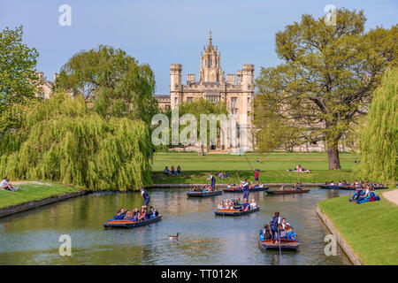 CAMBRIDGE, Regno Unito - 18 aprile: vista panoramica della tradizionale punt barche lungo il fiume Cam con la tradizionale architettura britannica della distanza Foto Stock