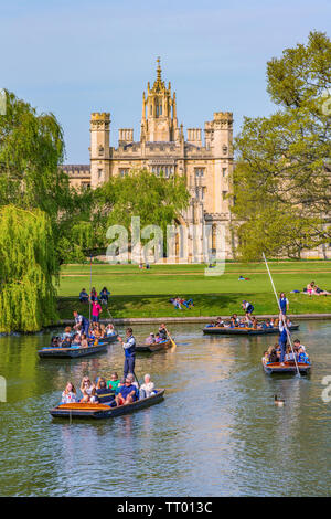 CAMBRIDGE, Regno Unito - 18 aprile: vista panoramica della tradizionale punt barche lungo il fiume Cam con la tradizionale architettura britannica della distanza Foto Stock