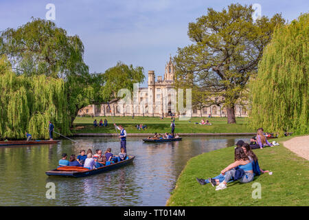 CAMBRIDGE, Regno Unito - 18 aprile: vista panoramica della tradizionale punt barche lungo il fiume Cam con la tradizionale architettura britannica della distanza Foto Stock