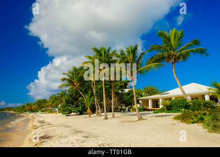 Little Cayman, Isole Cayman, Nov 2018, bianco Caribbean-Style casa sul foro del Sud Sound Foto Stock