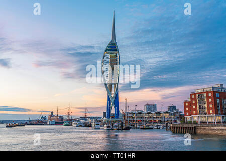 PORTSMOUTH, Regno Unito - 25 Maggio: questa è una vista serale del famoso Spinnaker Tower grattacielo costruito lungo il lungomare Maggio 25, 2019 in Foto Stock