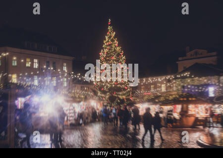 Vista della Città Vecchia di Tallinn, europeo tradizionale Fiera di Natale mercato a Old Town Hall Square, con albero di Natale e chiosco equo con carichi di shining Foto Stock