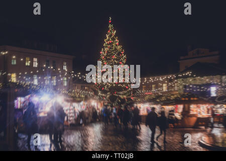 Vista della Città Vecchia di Tallinn, europeo tradizionale Fiera di Natale mercato a Old Town Hall Square, con albero di Natale e chiosco equo con carichi di shining Foto Stock