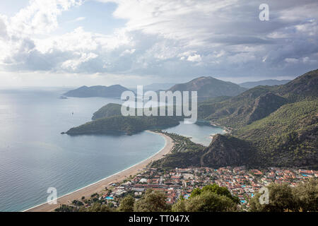 Oludeniz è un villaggio sulla costa sud-occidentale della Turchia. È conosciuto per la laguna blu di Oludeniz Tabiat Parki e l'ampio, bianco Belcekiz essere Foto Stock