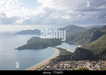 Oludeniz è un villaggio sulla costa sud-occidentale della Turchia. È conosciuto per la laguna blu di Oludeniz Tabiat Parki e l'ampio, bianco Belcekiz essere Foto Stock