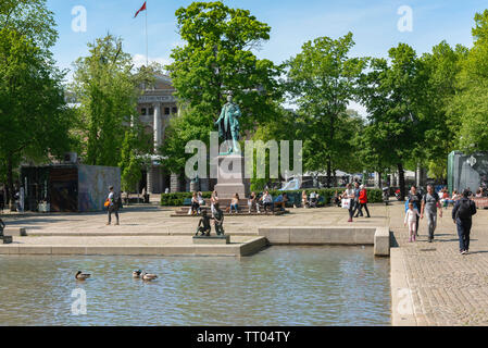 Il centro di Oslo, vista in estate lo stagno (in inverno una pista di pattinaggio su ghiaccio) e la statua di Henrik Wergeland situati tra Stortingsgata e Karl Johans Gate, Oslo. Foto Stock