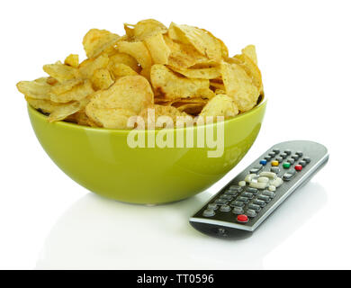 Chip nella ciotola e il telecomando della TV isolato su bianco Foto Stock