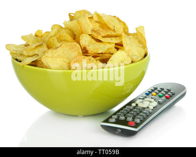 Chip nella ciotola e il telecomando della TV isolato su bianco Foto Stock