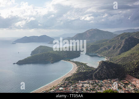 Oludeniz è un villaggio sulla costa sud-occidentale della Turchia. È conosciuto per la laguna blu di Oludeniz Tabiat Parki e l'ampio, bianco Belcekiz essere Foto Stock