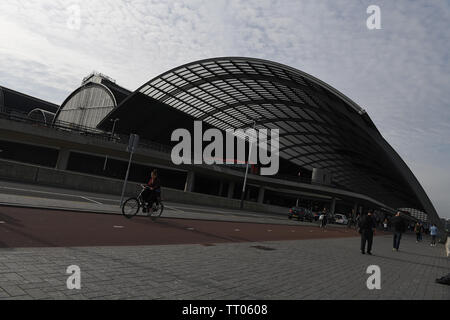 La stazione centrale di Amsterdam edificio sul lato del fiume Foto Stock